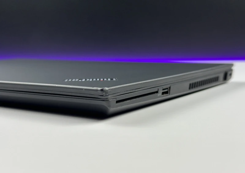 Lenovo ThinkPad P15s Gen 1 - mobilna stacja robocza z procesorem i7-10610U, kartą graficzną P520, matrycą FHD, modemem LTE i klawiaturą US.