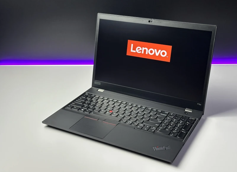 Lenovo ThinkPad P15s Gen 1 - mobilna stacja robocza z procesorem i7-10610U, kartą graficzną P520, matrycą FHD, modemem LTE i klawiaturą US.