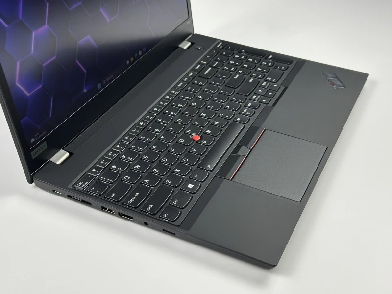 Lenovo ThinkPad P15s Gen 1 - mobilna stacja robocza z procesorem i7-10610U, kartą graficzną P520, matrycą FHD, modemem LTE i klawiaturą US.