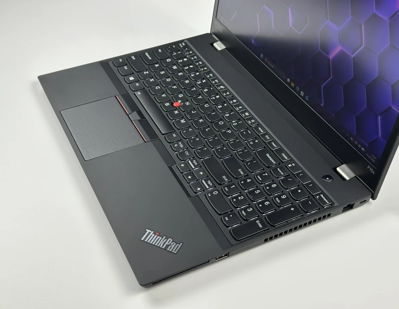 Lenovo ThinkPad P15s Gen 1 - mobilna stacja robocza z procesorem i7-10610U, kartą graficzną P520, matrycą FHD, modemem LTE i klawiaturą US.