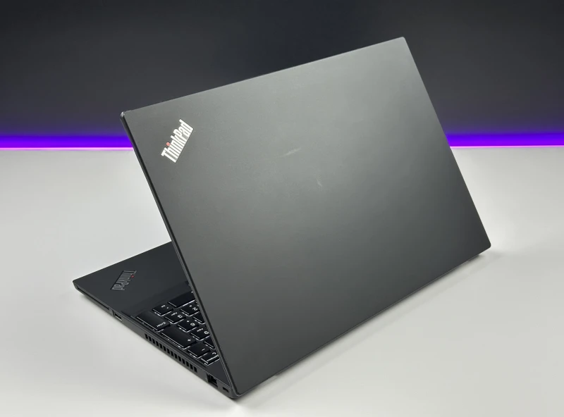 Lenovo ThinkPad P15s Gen 1 - mobilna stacja robocza z procesorem i7-10610U, kartą graficzną P520, matrycą FHD, modemem LTE i klawiaturą US.