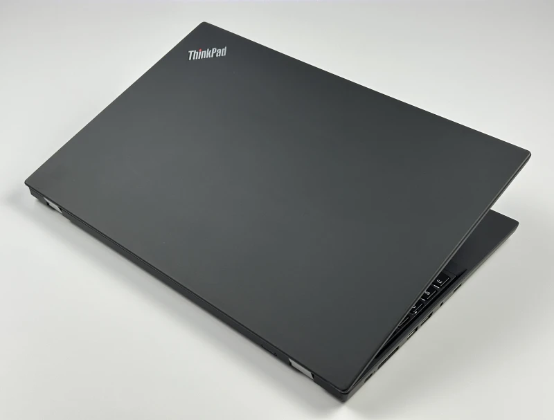 Lenovo ThinkPad P15s Gen 1 - mobilna stacja robocza z procesorem i7-10610U, kartą graficzną P520, matrycą FHD, modemem LTE i klawiaturą US.