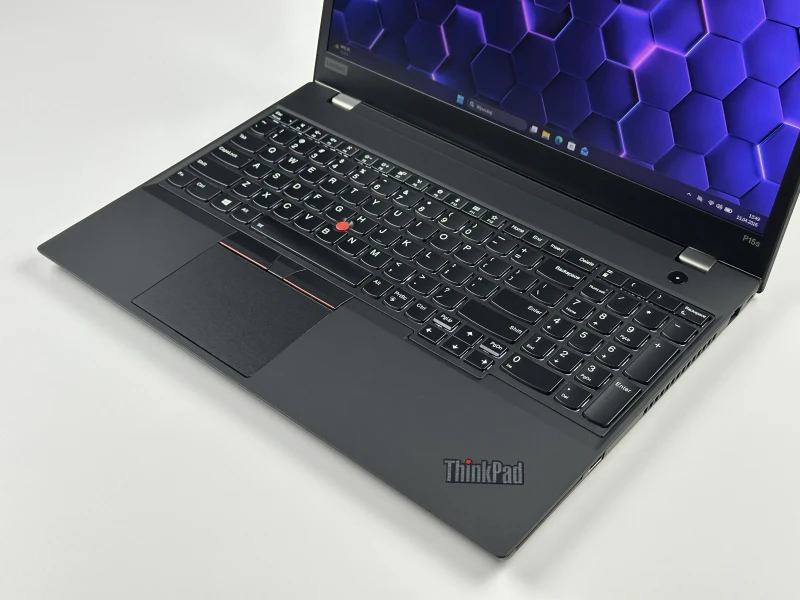 Lenovo ThinkPad P15s Gen 1 - mobilna stacja robocza z procesorem i7-10610U, kartą graficzną P520, matrycą FHD, modemem LTE i klawiaturą US.