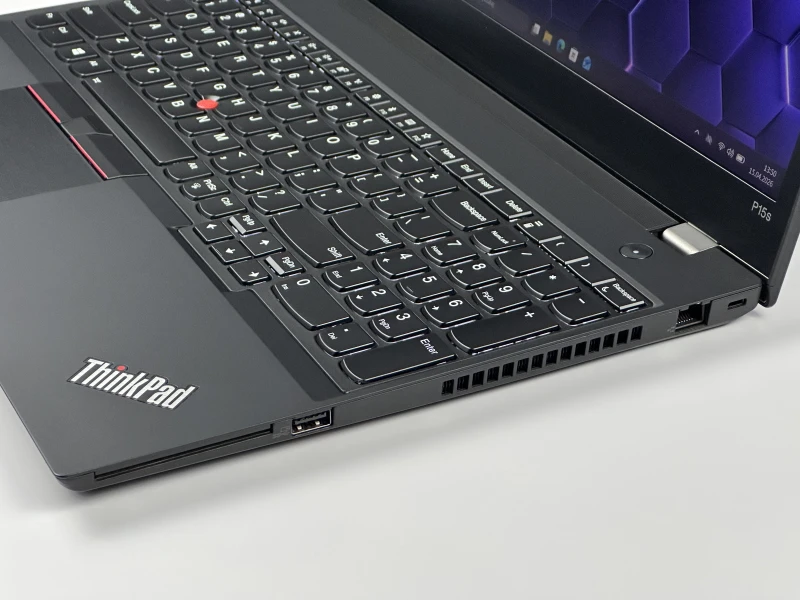 Lenovo ThinkPad P15s Gen 1 - mobilna stacja robocza z procesorem i7-10610U, kartą graficzną P520, matrycą FHD, modemem LTE i klawiaturą US.