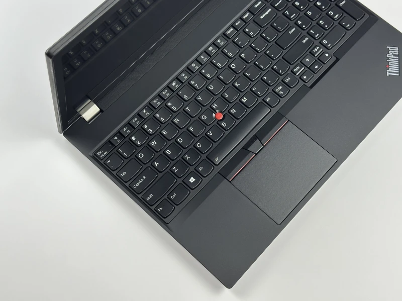Lenovo ThinkPad P15s Gen 1 - mobilna stacja robocza z procesorem i7-10610U, kartą graficzną P520, matrycą FHD, modemem LTE i klawiaturą US.