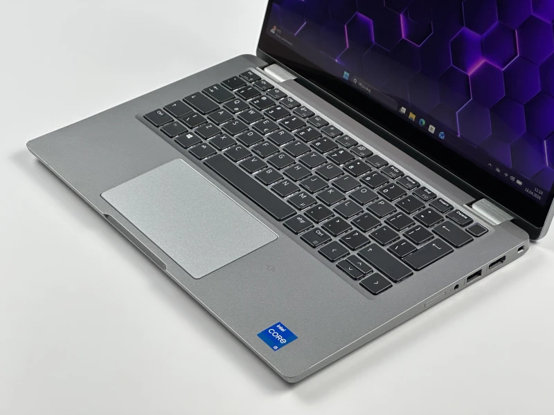 Dell Latitude 5320 2in1 i5-1135G7, 13,3" dotykowy – laptop konwertowalny z czytnikiem linii papilarnych, idealny do pracy mobilnej i spotkań biznesowych.