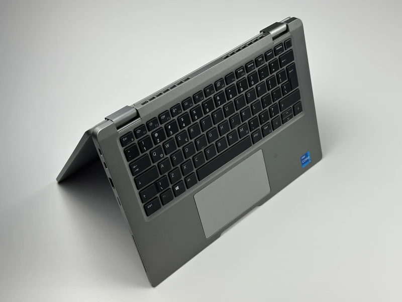 Dell Latitude 5320 2in1 i5-1135G7, 13,3" dotykowy – laptop konwertowalny z czytnikiem linii papilarnych, idealny do pracy mobilnej i spotkań biznesowych.