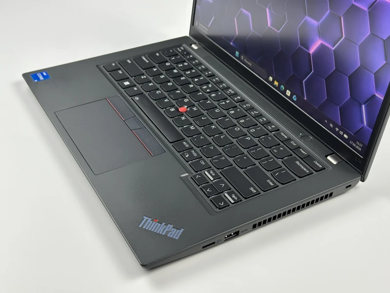Lenovo ThinkPad L14 Gen 4 - procesor i5-1345U, ekran 14" FHD – wydajny laptop biznesowy z klawiaturą US/QWERTY PL do pracy mobilnej i biurowej.