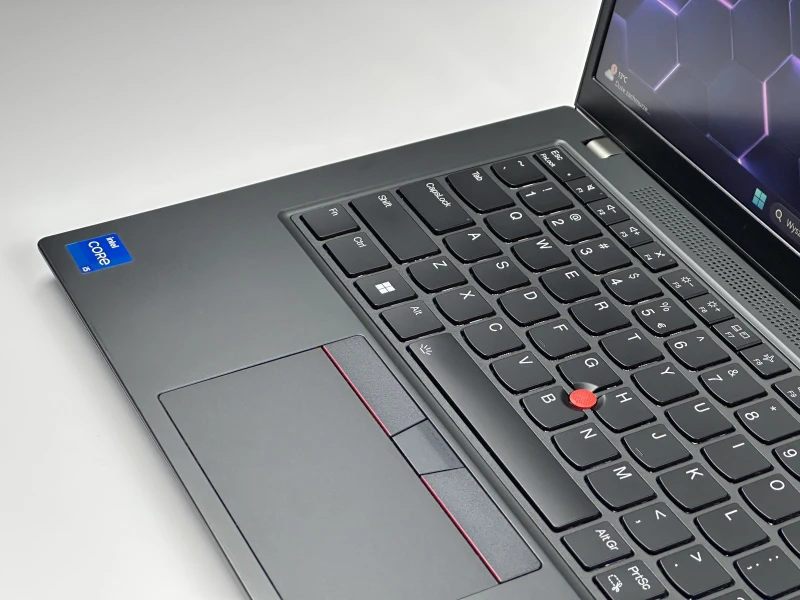 Lenovo ThinkPad L14 Gen 4 - procesor i5-1345U, ekran 14" FHD – wydajny laptop biznesowy z klawiaturą US/QWERTY PL do pracy mobilnej i biurowej.