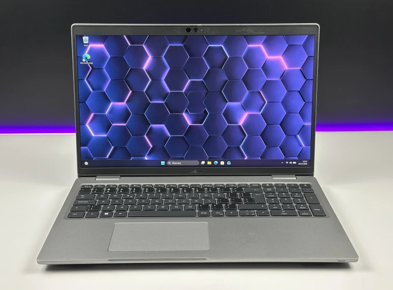 Dell Latitude 5530 - procesor i7-1255U, ekran 15,6" – wydajny laptop biznesowy do pracy biurowej i mobilnej, zapewniający płynną wielozadaniowość.