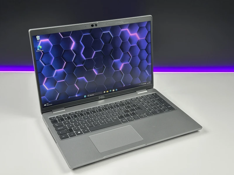 Dell Latitude 5530 - procesor i7-1255U, ekran 15,6" – wydajny laptop biznesowy do pracy biurowej i mobilnej, zapewniający płynną wielozadaniowość.