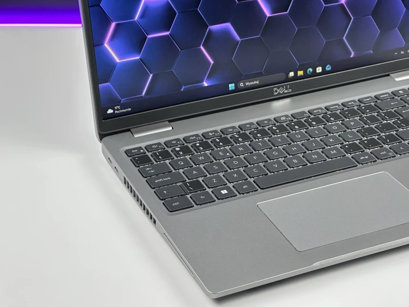 Dell Latitude 5530 - procesor i7-1255U, ekran 15,6" – wydajny laptop biznesowy do pracy biurowej i mobilnej, zapewniający płynną wielozadaniowość.