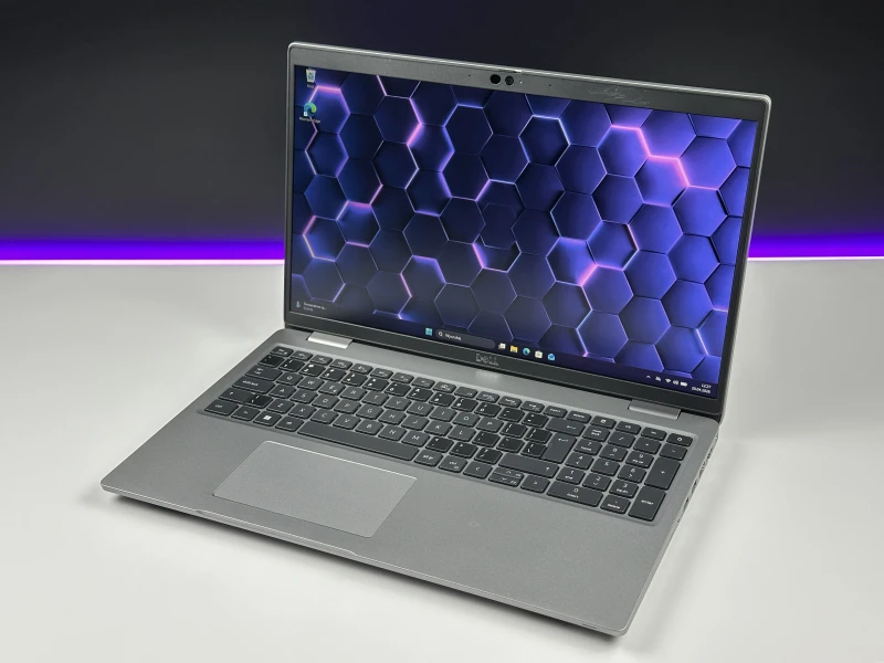 Dell Latitude 5530 - procesor i7-1255U, ekran 15,6" – wydajny laptop biznesowy do pracy biurowej i mobilnej, zapewniający płynną wielozadaniowość.