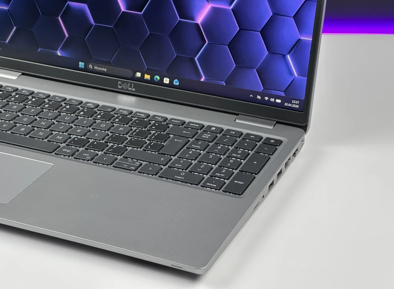 Dell Latitude 5530 - procesor i7-1255U, ekran 15,6" – wydajny laptop biznesowy do pracy biurowej i mobilnej, zapewniający płynną wielozadaniowość.