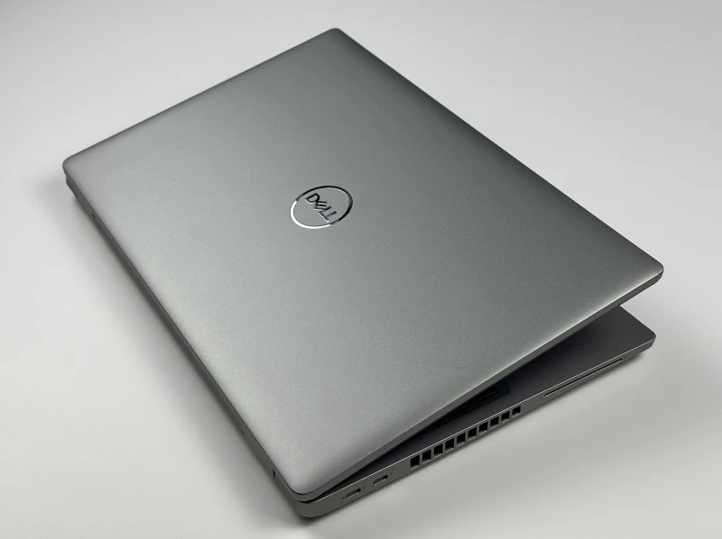 Dell Latitude 5530 - procesor i7-1255U, ekran 15,6" – wydajny laptop biznesowy do pracy biurowej i mobilnej, zapewniający płynną wielozadaniowość.