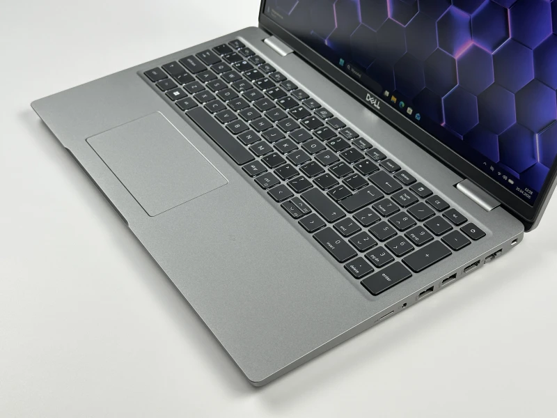 Dell Latitude 5530 - procesor i7-1255U, ekran 15,6" – wydajny laptop biznesowy do pracy biurowej i mobilnej, zapewniający płynną wielozadaniowość.