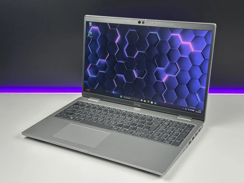 Dell Latitude 5530 - procesor i7-1255U, ekran 15,6" – wydajny laptop biznesowy do pracy biurowej i mobilnej, zapewniający płynną wielozadaniowość.