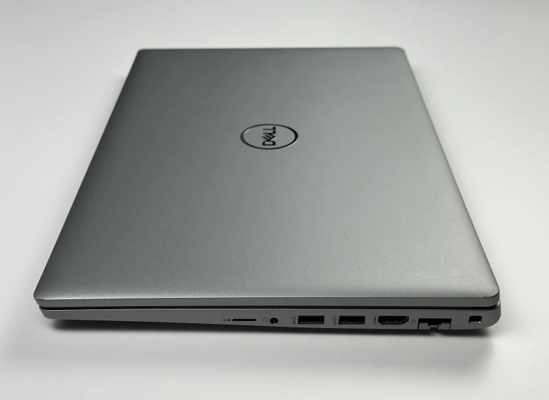 Dell Latitude 5530 - procesor i7-1255U, ekran 15,6" – wydajny laptop biznesowy do pracy biurowej i mobilnej, zapewniający płynną wielozadaniowość.