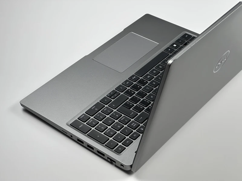 Dell Latitude 5530 - procesor i7-1255U, ekran 15,6" – wydajny laptop biznesowy do pracy biurowej i mobilnej, zapewniający płynną wielozadaniowość.