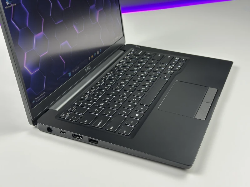Dell Latitude 7400 - procesor i5-8365U, ekran 14" FHD – kompaktowy laptop biznesowy z klawiaturą US/QWERTY PL do pracy mobilnej i biurowej.