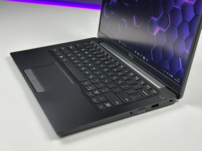 Dell Latitude 7400 - procesor i5-8365U, ekran 14" FHD – kompaktowy laptop biznesowy z klawiaturą US/QWERTY PL do pracy mobilnej i biurowej.