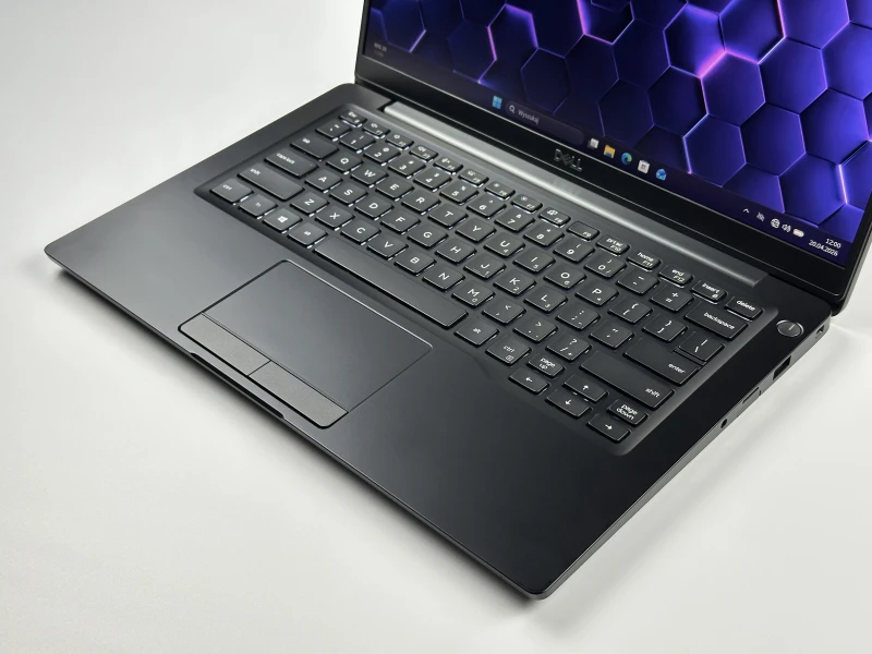 Dell Latitude 7400 - procesor i5-8365U, ekran 14" FHD – kompaktowy laptop biznesowy z klawiaturą US/QWERTY PL do pracy mobilnej i biurowej.