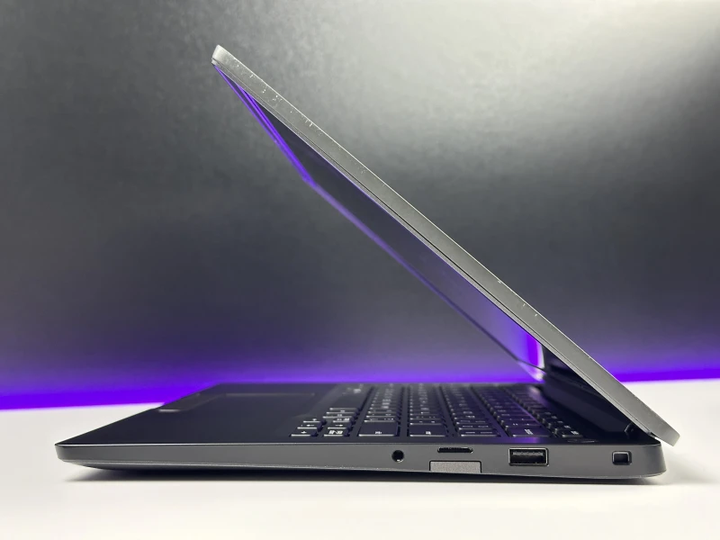 Dell Latitude 7400 - procesor i5-8365U, ekran 14" FHD – kompaktowy laptop biznesowy z klawiaturą US/QWERTY PL do pracy mobilnej i biurowej.