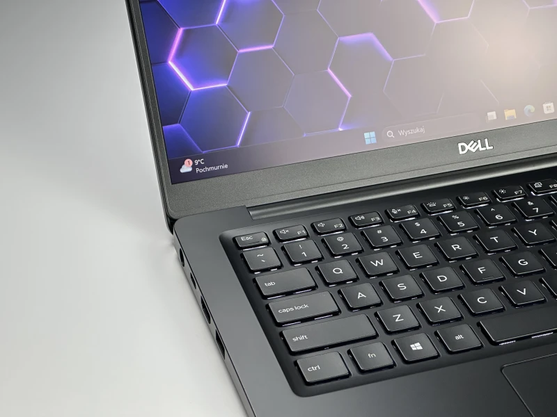 Dell Latitude 7400 - procesor i5-8365U, ekran 14" FHD – kompaktowy laptop biznesowy z klawiaturą US/QWERTY PL do pracy mobilnej i biurowej.