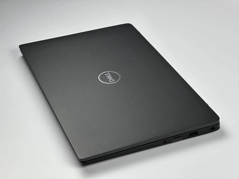 Dell Latitude 7400 - procesor i5-8365U, ekran 14" FHD – kompaktowy laptop biznesowy z klawiaturą US/QWERTY PL do pracy mobilnej i biurowej.