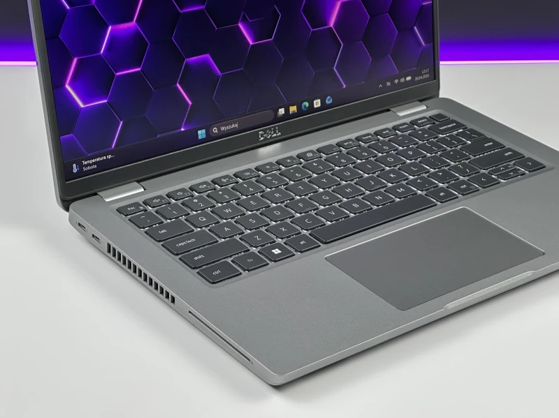 Dell Latitude 5431 - procesor i5-1250P, dotykowy ekran 14" FHD – wydajny laptop biznesowy z klawiaturą US/QWERTY PL do pracy mobilnej i codziennej.