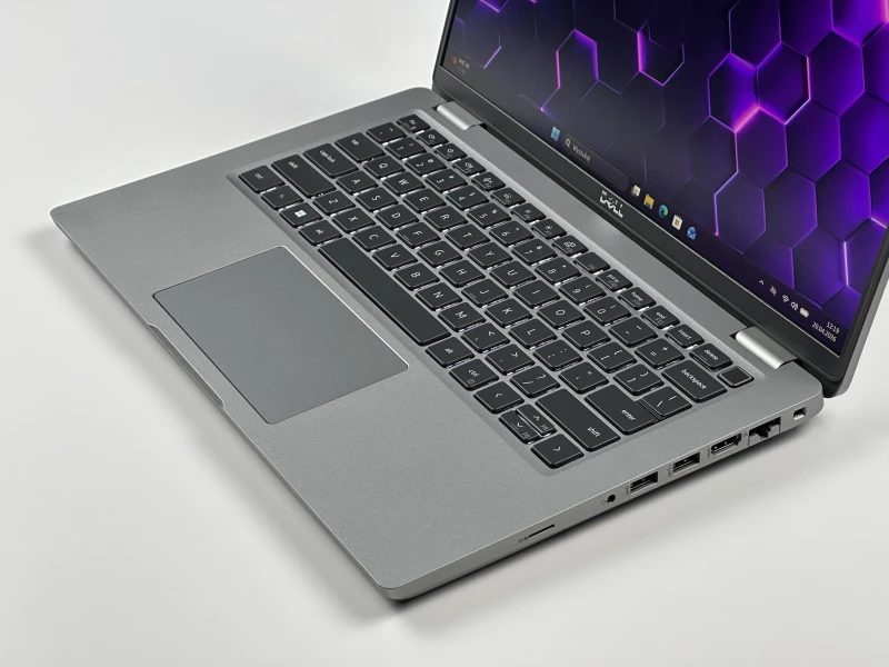 Dell Latitude 5431 - procesor i5-1250P, dotykowy ekran 14" FHD – wydajny laptop biznesowy z klawiaturą US/QWERTY PL do pracy mobilnej i codziennej.