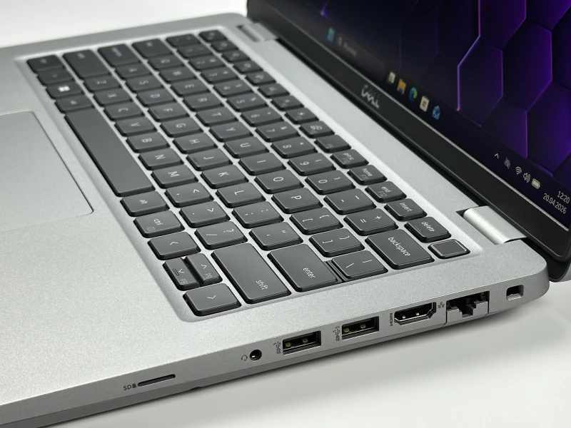 Dell Latitude 5431 - procesor i5-1250P, dotykowy ekran 14" FHD – wydajny laptop biznesowy z klawiaturą US/QWERTY PL do pracy mobilnej i codziennej.