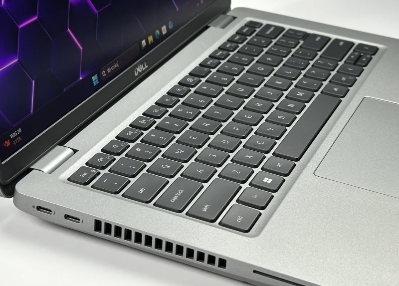 Dell Latitude 5431 - procesor i5-1250P, dotykowy ekran 14" FHD – wydajny laptop biznesowy z klawiaturą US/QWERTY PL do pracy mobilnej i codziennej.