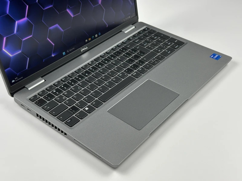 Dell Latitude 5530 – i5-1235U, LTE i ekran FHD 15,6". Nowoczesny laptop biznesowy do pracy mobilnej, wideorozmów i codziennych zadań.
