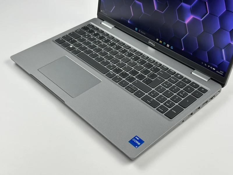 Dell Latitude 5530 – i5-1235U, LTE i ekran FHD 15,6". Nowoczesny laptop biznesowy do pracy mobilnej, wideorozmów i codziennych zadań.