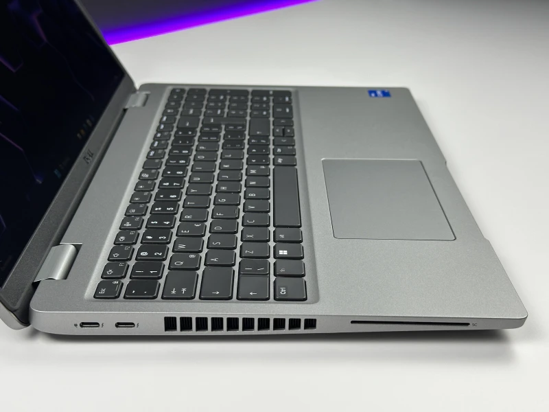 Dell Latitude 5530 – i5-1235U, LTE i ekran FHD 15,6". Nowoczesny laptop biznesowy do pracy mobilnej, wideorozmów i codziennych zadań.