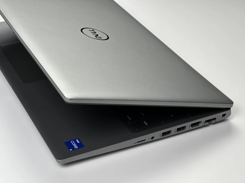 Dell Latitude 5530 – i5-1235U, LTE i ekran FHD 15,6". Nowoczesny laptop biznesowy do pracy mobilnej, wideorozmów i codziennych zadań.