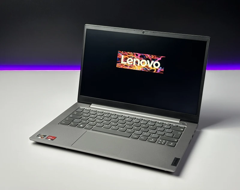 Lenovo ThinkBook 14 G3 ACL - procesor Ryzen 7 5700U, 36GB/512GB – wydajny laptop biznesowy z Radeon Graphics i czytnikiem linii papilarnych.