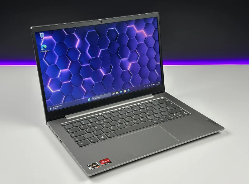 Lenovo ThinkBook 14 G3 ACL - procesor Ryzen 7 5700U, 36GB/512GB – wydajny laptop biznesowy z Radeon Graphics i czytnikiem linii papilarnych.