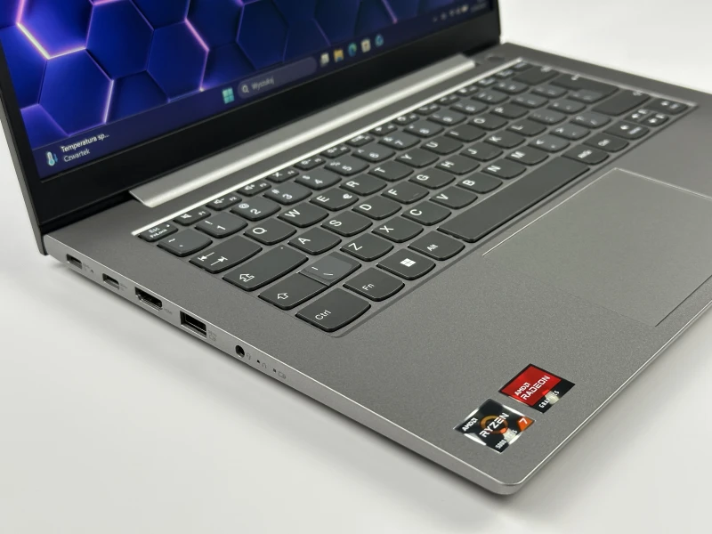 Lenovo ThinkBook 14 G3 ACL - procesor Ryzen 7 5700U, 36GB/512GB – wydajny laptop biznesowy z Radeon Graphics i czytnikiem linii papilarnych.