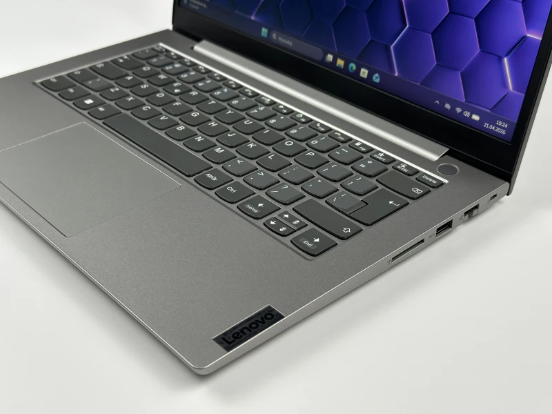 Lenovo ThinkBook 14 G3 ACL - procesor Ryzen 7 5700U, 36GB/512GB – wydajny laptop biznesowy z Radeon Graphics i czytnikiem linii papilarnych.