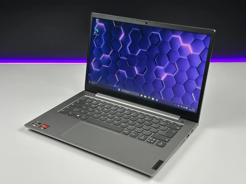 Lenovo ThinkBook 14 G3 ACL - procesor Ryzen 7 5700U, 36GB/512GB – wydajny laptop biznesowy z Radeon Graphics i czytnikiem linii papilarnych.