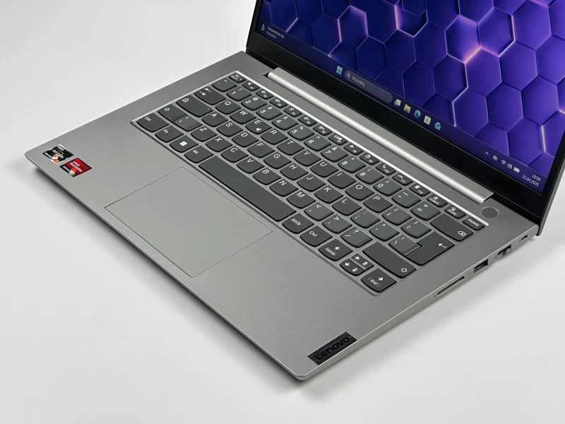 Lenovo ThinkBook 14 G3 ACL - procesor Ryzen 7 5700U, 36GB/512GB – wydajny laptop biznesowy z Radeon Graphics i czytnikiem linii papilarnych.