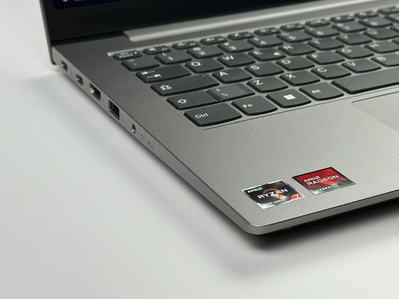 Lenovo ThinkBook 14 G3 ACL - procesor Ryzen 7 5700U, 36GB/512GB – wydajny laptop biznesowy z Radeon Graphics i czytnikiem linii papilarnych.