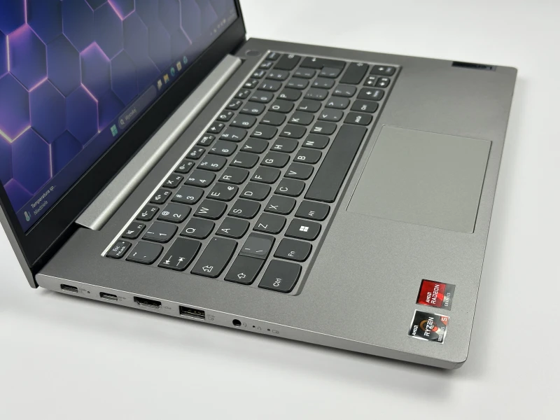 Lenovo ThinkBook 14 G3 ACL Ryzen 5 5500U, 16GB RAM, SSD 512GB. Lekki laptop do pracy biurowej i biznesu z czytnikiem linii papilarnych i FHD.