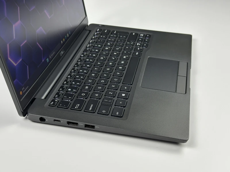 Dell Latitude 7400 - procesor i5-8365U, ekran 14" FHD. Biznesowy ultrabook z lekką obudową Carbon – idealny do pracy mobilnej i biura.