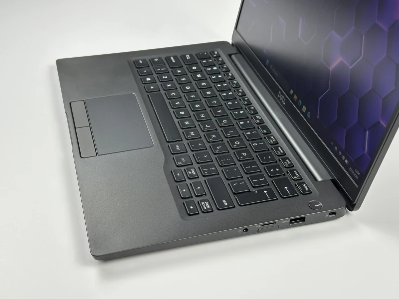 Dell Latitude 7400 - procesor i5-8365U, ekran 14" FHD. Biznesowy ultrabook z lekką obudową Carbon – idealny do pracy mobilnej i biura.