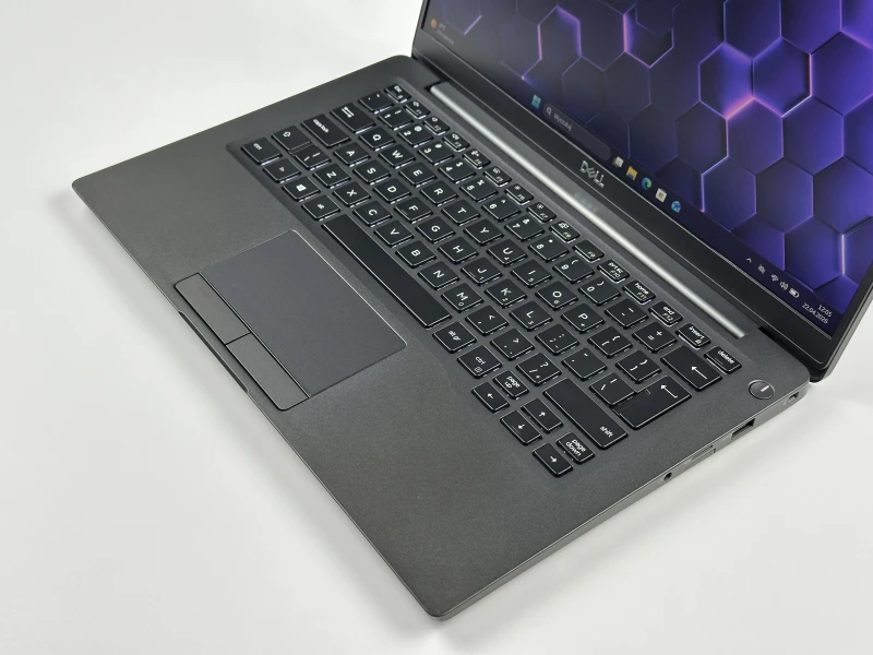 Dell Latitude 7400 - procesor i5-8365U, ekran 14" FHD. Biznesowy ultrabook z lekką obudową Carbon – idealny do pracy mobilnej i biura.