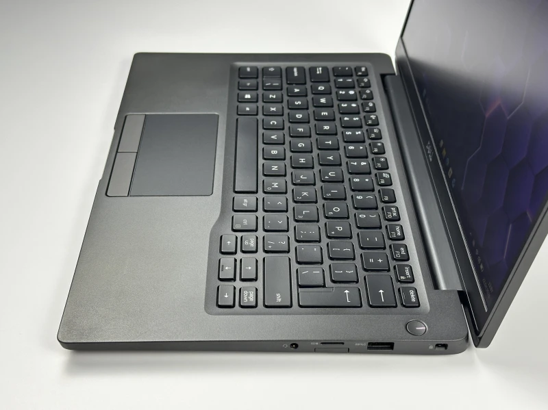 Dell Latitude 7400 - procesor i5-8365U, ekran 14" FHD. Biznesowy ultrabook z lekką obudową Carbon – idealny do pracy mobilnej i biura.