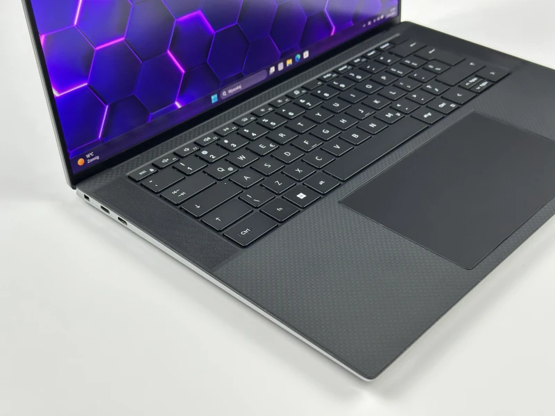 Dell Precision 5560 | i7-11850H, RTX A2000 – stacja robocza łącząca smukłą konstrukcję z ogromną mocą do projektów CAD, 3D i pracy kreatywnej.